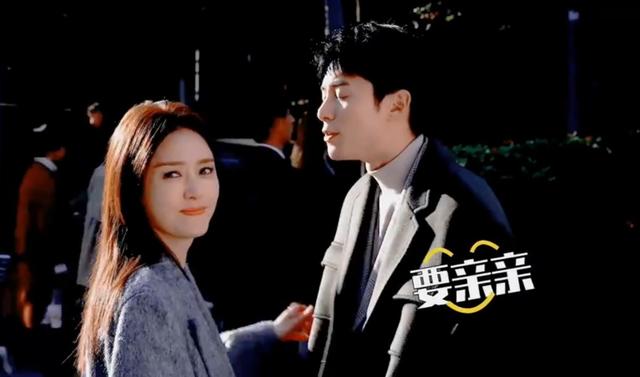 好甜!22岁男星现身机场,特意等秦岚一起走?悄悄话打闹超可爱