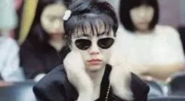 1993年黄家驹去世,在灵堂上痛哭的前女友林楚麒,为何遭到驱赶?