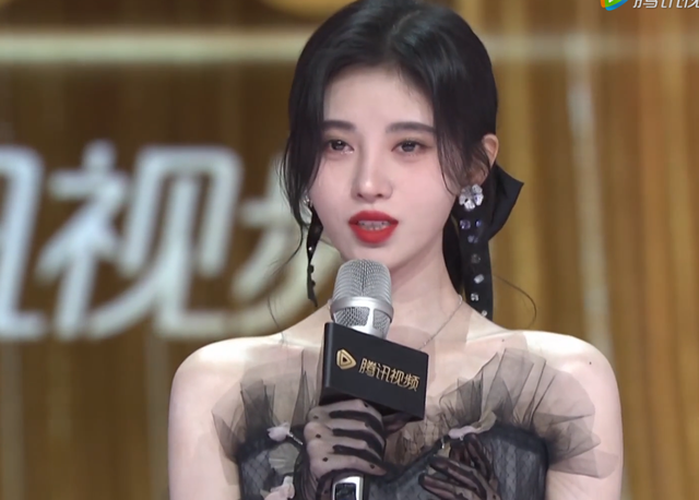 拾光盛典造型：杨幂雍容优雅，迪丽热巴造型敷衍，刘亦菲手臂抢镜