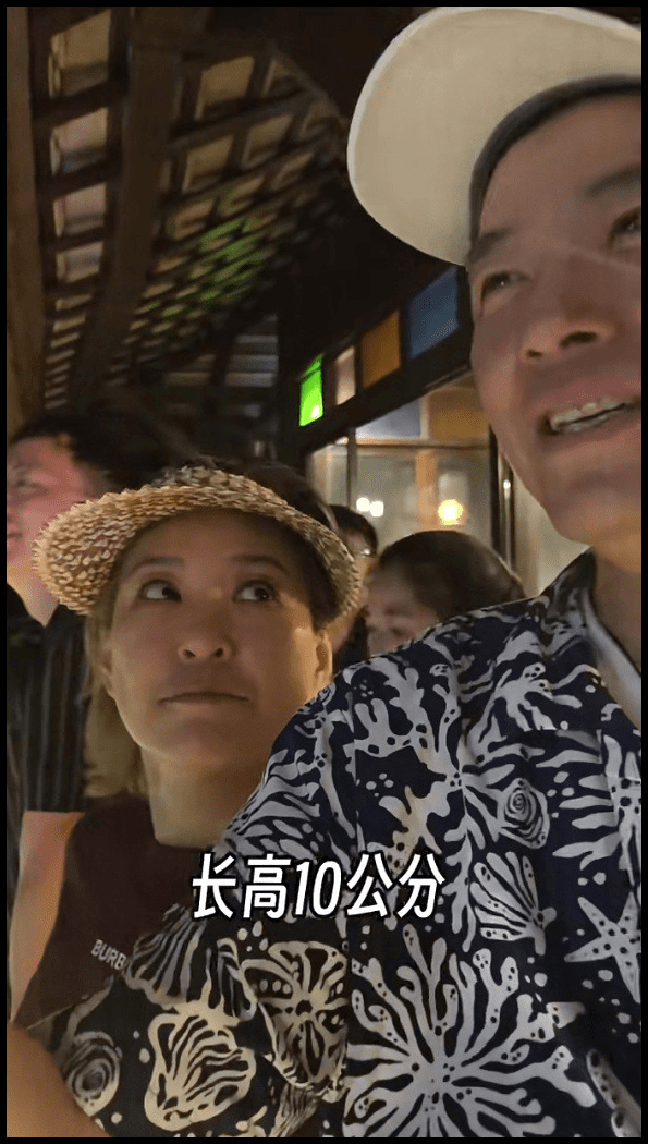 李静罕晒母女合照,21岁沐尔箍牙后颜值变化大,美到妈妈都认不出