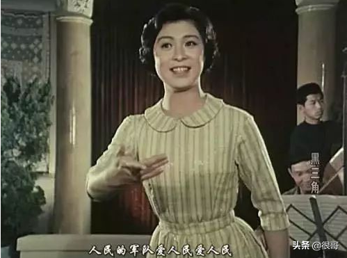 她是国家一级演员,泳装出镜第一人,如今在《希望的大地》打酱油