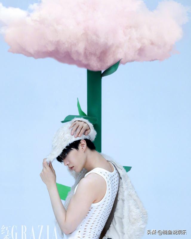 范丞丞不愧是时尚界宠儿，拍写真光影交错，妥妥的暗夜贵公子