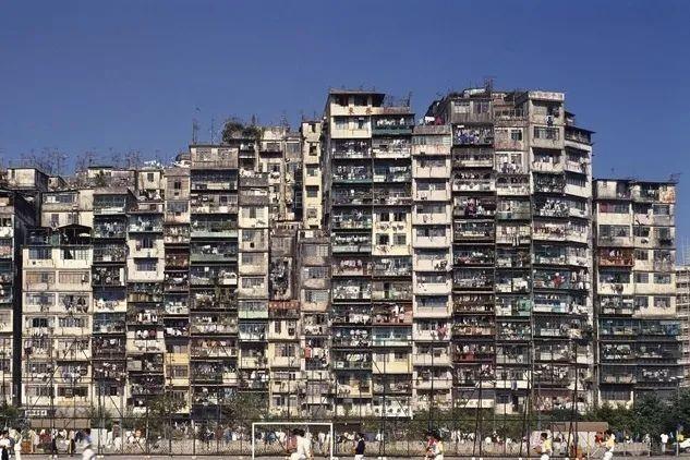 香港九龙城寨旧照：曾是香港最邪恶之地，白天警察不敢独自进入