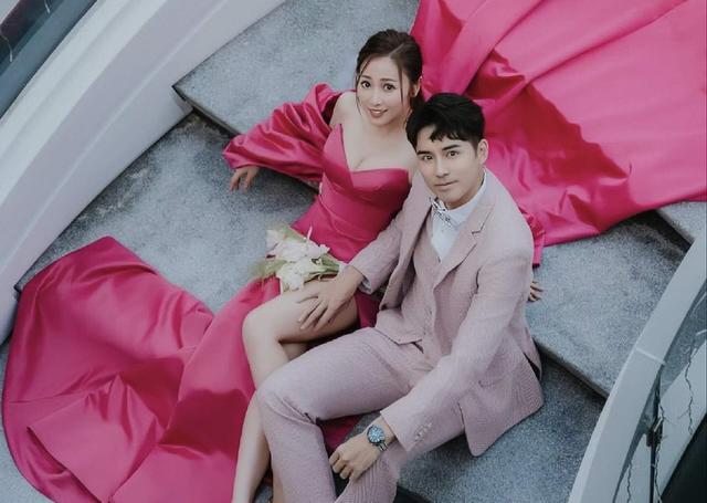 晒照宣布结婚！TVB童星穿桃红色礼服晒事业线，结束11年爱情长跑