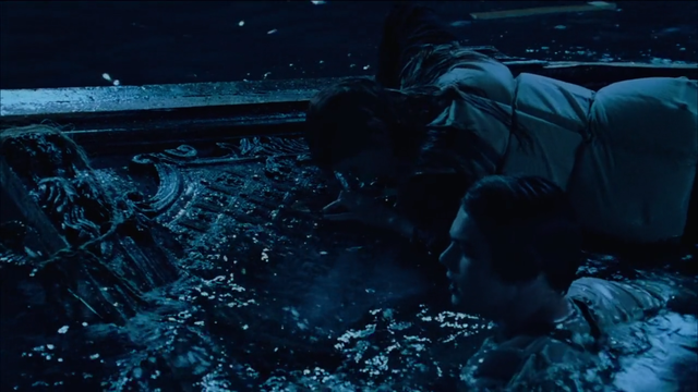 电影《泰坦尼克号》最浪漫的吻戏,小李子吻得真是太投入了