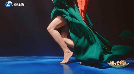 全网刷屏！这段又燃又梦幻的“水中飞天”舞蹈，你一定要看