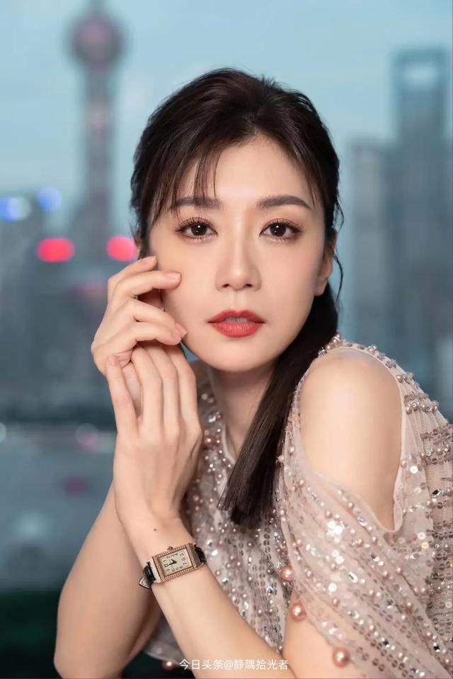 贾静雯绝美图集：49岁冻龄女神性感爆棚，这身材谁顶得住？