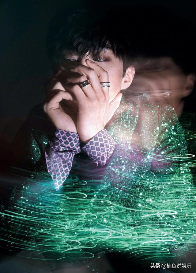 范丞丞不愧是时尚界宠儿，拍写真光影交错，妥妥的暗夜贵公子