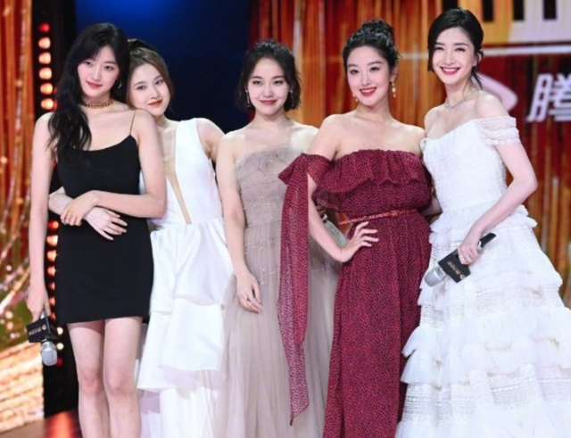 拾光盛典造型：杨幂雍容优雅，迪丽热巴造型敷衍，刘亦菲手臂抢镜