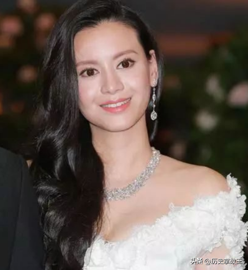 靠卖“女性用品”身家百亿的他，儿子娶豪门白富美，自己却吃泡面