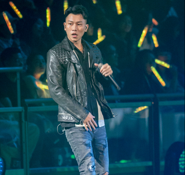 娱乐圈又一歌手结婚：从叛逆少年变成熟男人之后，迎娶了前女友