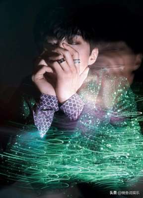 范丞丞写真(范丞丞不愧是时尚界宠儿，拍写真光影交错，妥妥的暗夜贵公子)