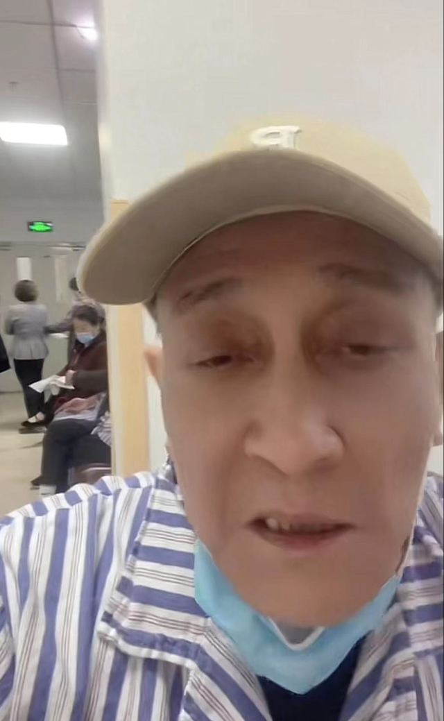 60岁喜剧演员紧急入院引担忧!身上满是仪器,憔悴无力吃素菜盒饭