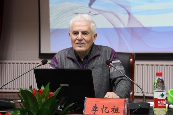 白人弃婴被中国夫妇收养 成地质科学家坚守新疆60年