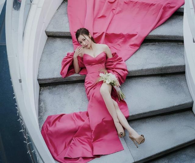 晒照宣布结婚！TVB童星穿桃红色礼服晒事业线，结束11年爱情长跑