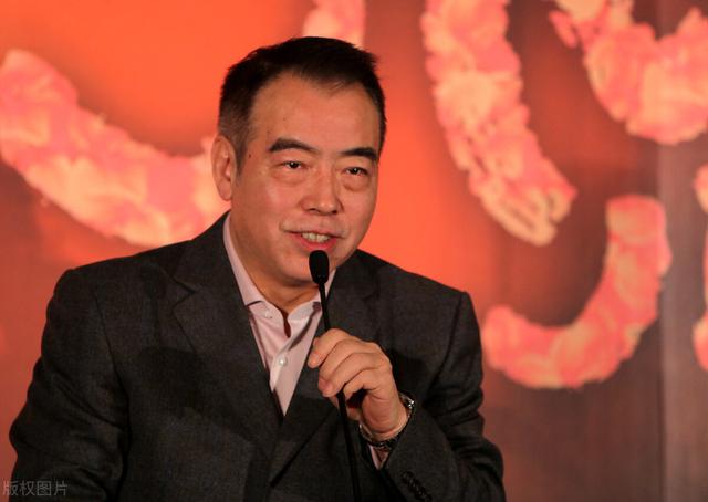 父亲是陈凯歌，母亲是陈红，强捧好几年都红不了，陈飞宇也很无奈