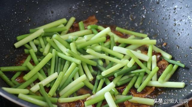 又到了吃蒜苔的季节，教你配上五花肉一起炒，太下饭了