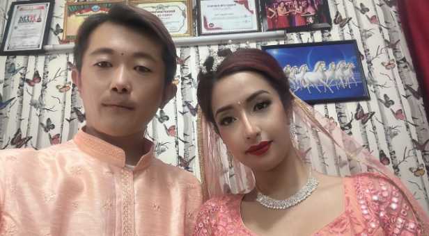 2023年，山东42岁单身大叔，跑尼泊尔娶小17岁老婆，没花一分彩礼