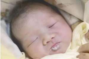 宝宝吐泡泡(宝宝总是喜欢“吐泡泡”，代表着什么？这4个原因家长需了解)