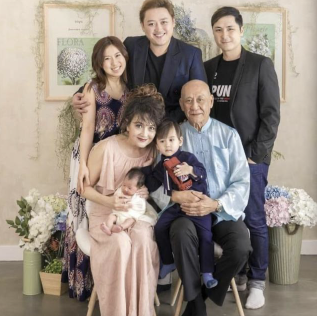 72岁施明大病后近照曝光，前夫李家鼎现身探望，三代同堂过母亲节