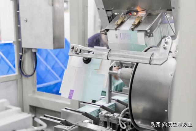 靠卖“女性用品”身家百亿的他，儿子娶豪门白富美，自己却吃泡面