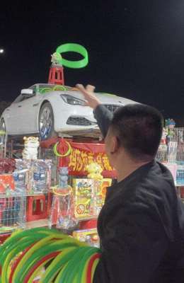 都中(套圈套中170万元玛莎拉蒂男子连扔几千下， 想与摊主商量换成现金)