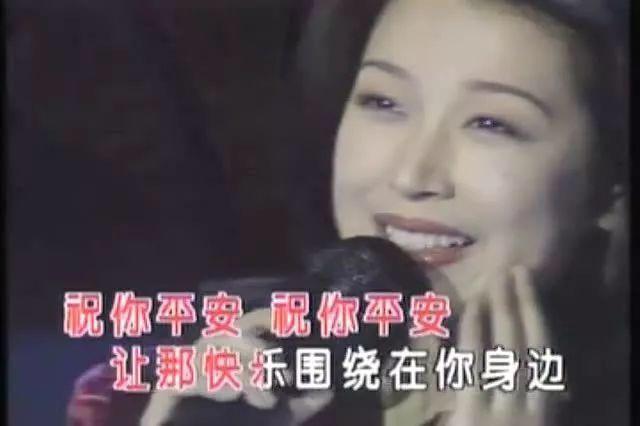 孙悦陪儿子参加游泳比赛,素颜出镜嘴角吓人,12岁儿子太帅了