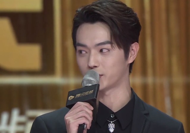 拾光盛典造型：杨幂雍容优雅，迪丽热巴造型敷衍，刘亦菲手臂抢镜