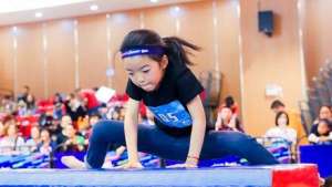 独自上场(30个月的小娃娃就要独自上场,这场运动会的主角只有一个——勇敢飞跃)