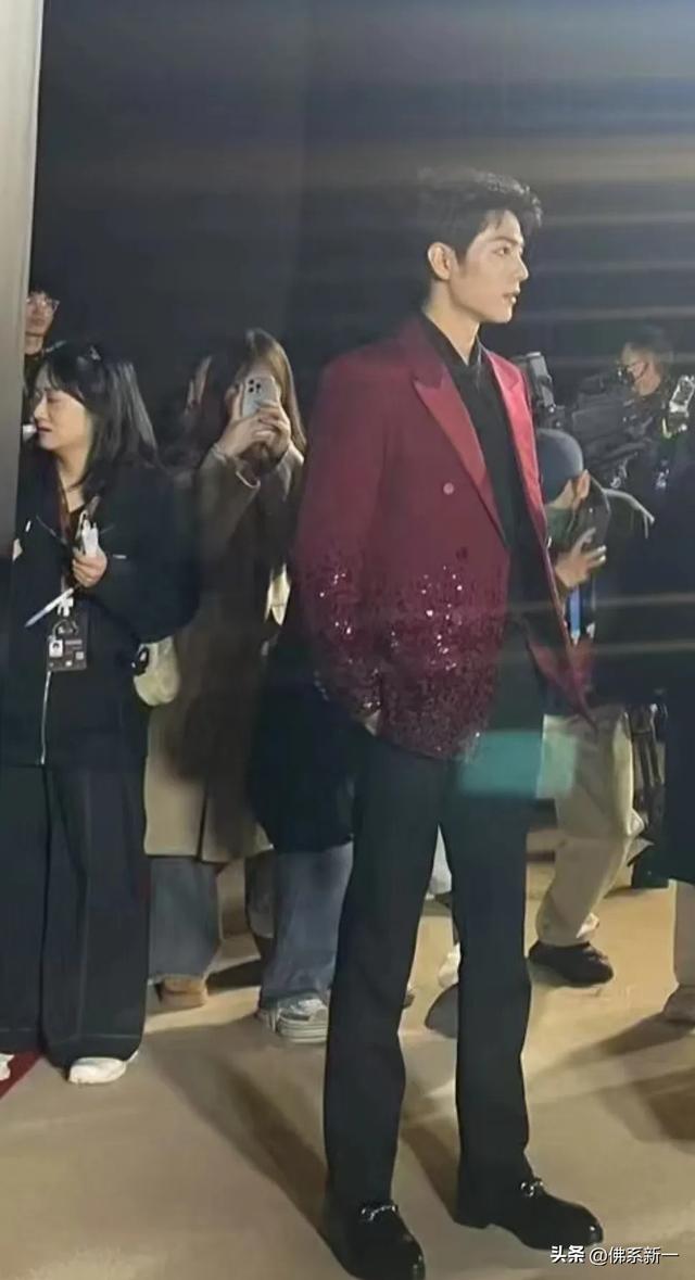 妈呀!内娱又出男“腰精”，将周翊然和王一博放一起差距一目了然