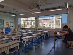 空落落的(空荡荡的教室只留下班主任寂寞的身影今早有校长拍下教室内这一幕，家长：赞)