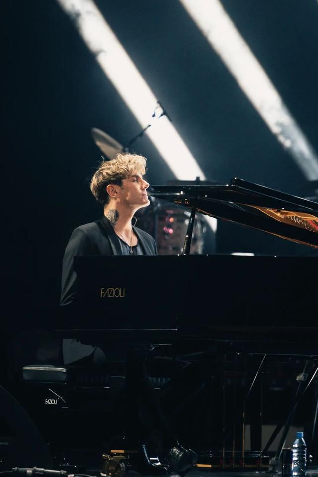 这位叔圈天菜，如何在20年前就把钢琴带出圈？