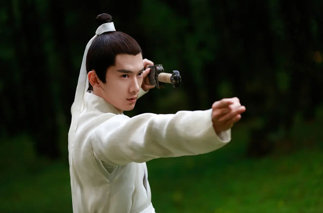 同样是喜欢上翼族，为何白浅能跟离镜在一起，子阑却只能放手？