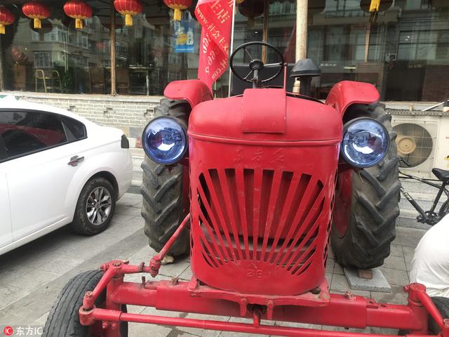 老式东方红拖拉机现长春街头 成为饭店特殊的招牌