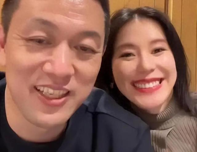 李斌妻子直播间正式跟章泽天道歉，她曾是央视主持人，与大12岁的李斌相亲后闪婚