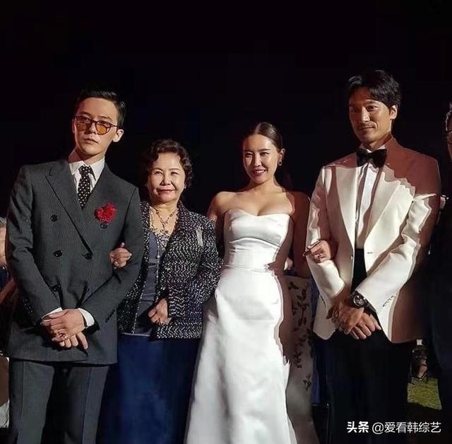 权志龙在姐姐权多美金民俊的婚礼上亮相，展现了与众不同的时尚感