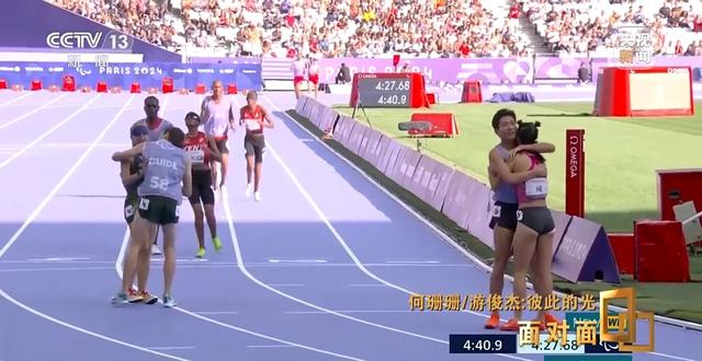 面对面丨两个人，一双眼睛，如何在世界赛场跑出奇迹？