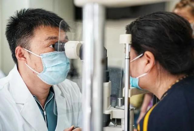 再遇为自己挡刀的患者家属，陶勇医生笑了，网友却想哭