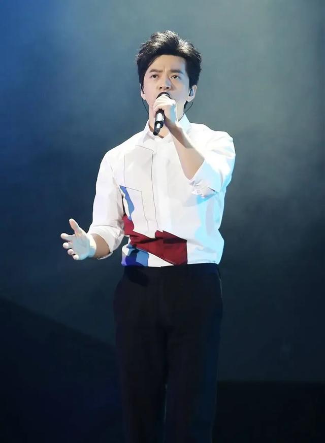李健翻唱《在水一方》,韩红泪洒现场:音乐,直击灵魂的温柔力量