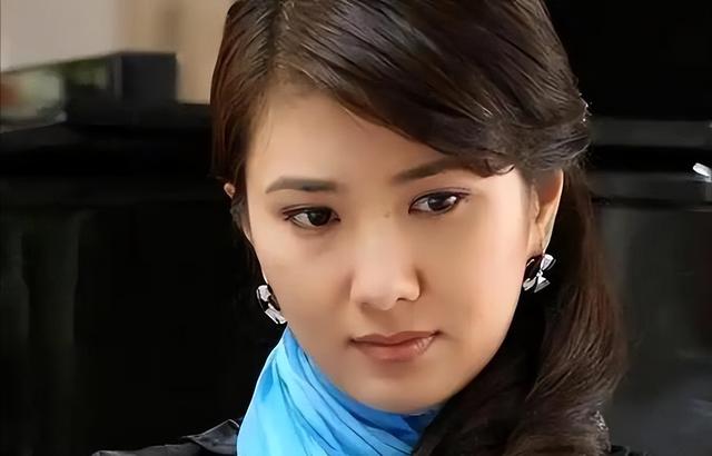 当年她败坏了印小天的名声，借此走红嫁给导演，如今怎么样了