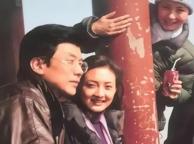 老少恋有多“残酷”?嫁给富豪的牛莉近况曝光,独自旅游疑似离婚