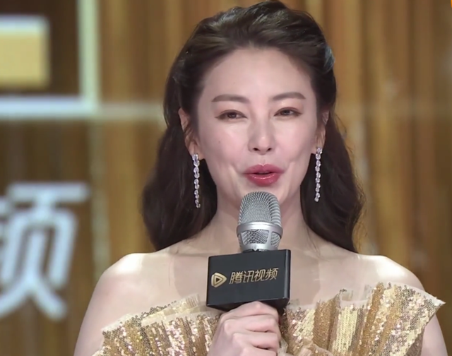 拾光盛典造型：杨幂雍容优雅，迪丽热巴造型敷衍，刘亦菲手臂抢镜