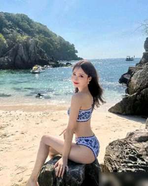 日本比基尼美女(日本超美模特：青花比基尼下的绝美风情)