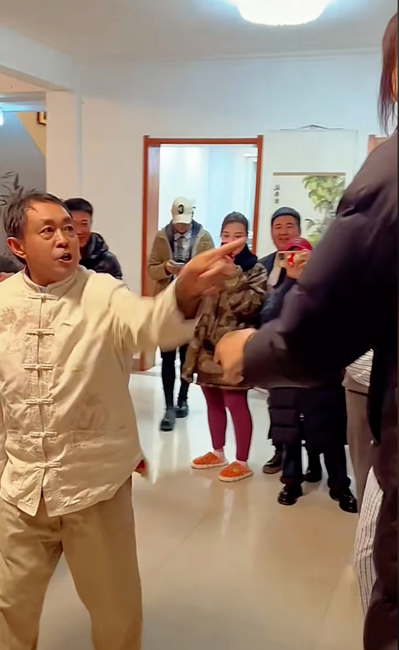 太极马保国一招降服2.3米女巨人！传统功夫真厉害，五连鞭再发威