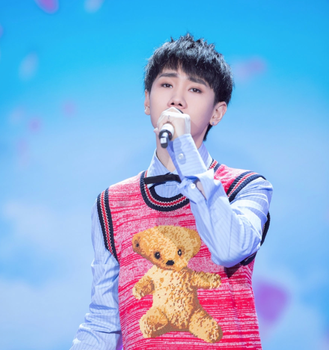 31岁汪苏泷疑恋情曝光！美女主动亲吻多次好热情，男方却一脸淡定