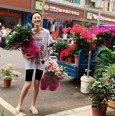 刘翔前妻葛天近照瘦成纸片人,穿人字拖逛菜市超接地气