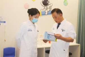 两个妈妈(福州7岁女孩突然说:看到两个妈妈真相竟是……医生:这种情况别忽视)