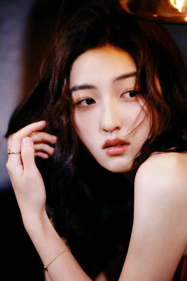 张子枫性感小吊带
