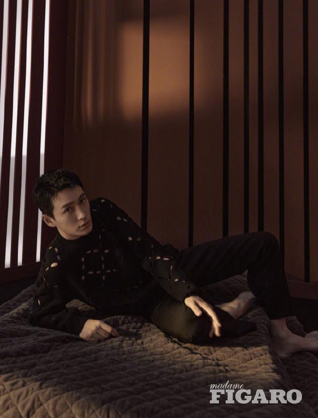 温柔眼眸的凝视 明暗光影交错下的朱一龙