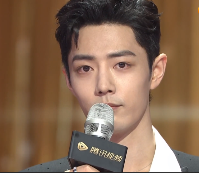 拾光盛典造型：杨幂雍容优雅，迪丽热巴造型敷衍，刘亦菲手臂抢镜